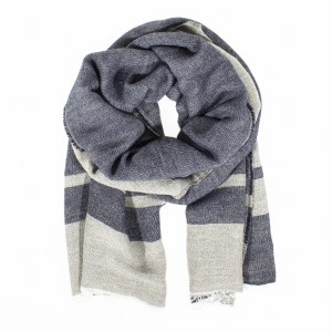 Szal w kratę granatowo-szary